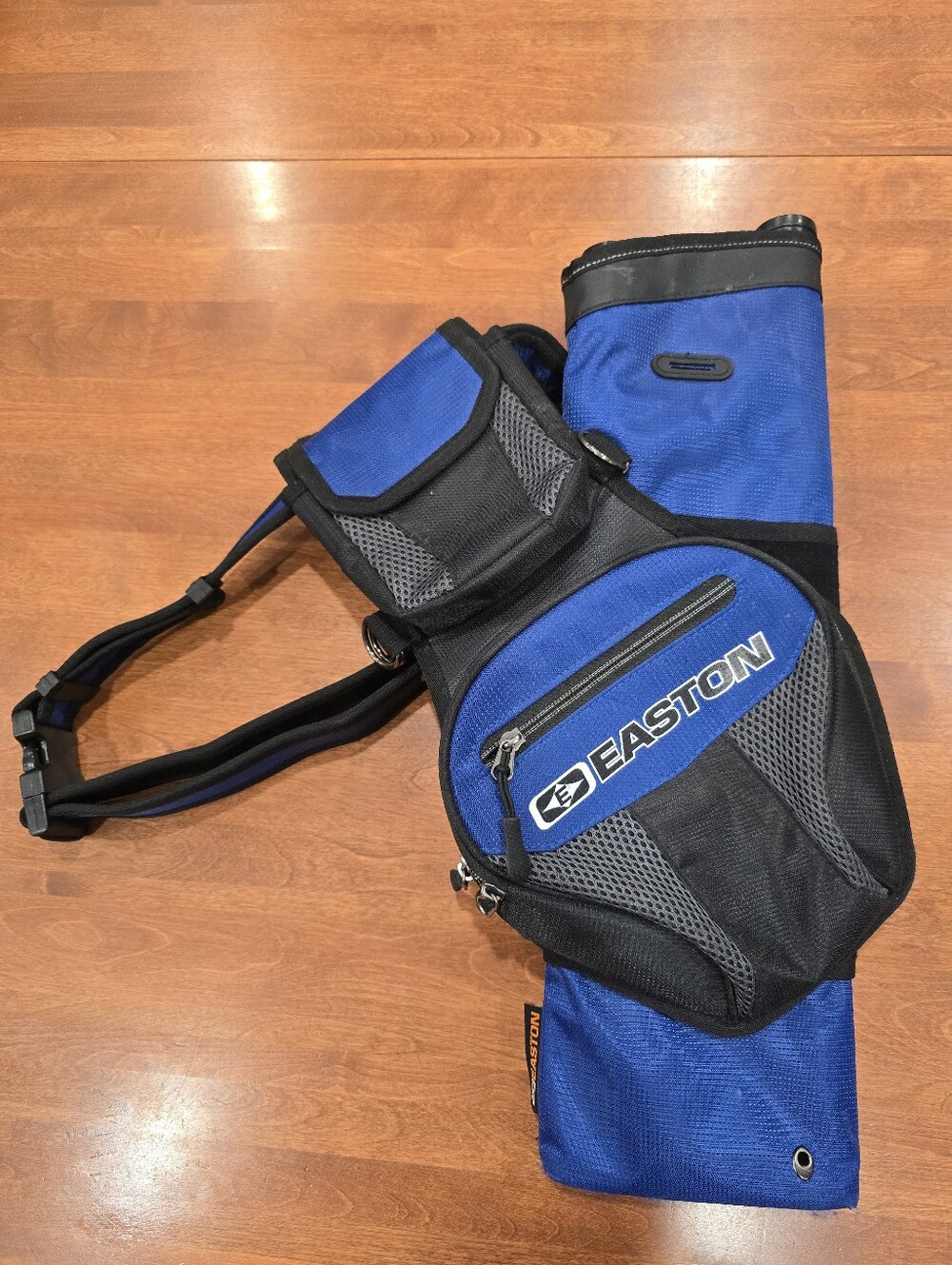 Easton Flipside 4-Tube Hip Quiver Blue and Black, Fits RH and LH
